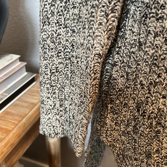 BCBGeneration Crewneck Long Sleeve Sweater Size Small - Picture 3 of 8